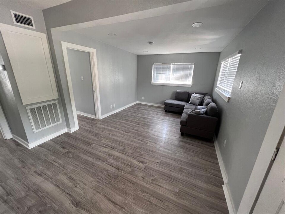 1012 Broadway Avenue J in Galveston, TX - Building Photo