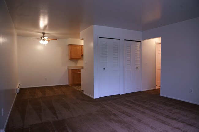 Woodhaven Square Apartments in Woodhaven, MI - Building Photo - Building Photo