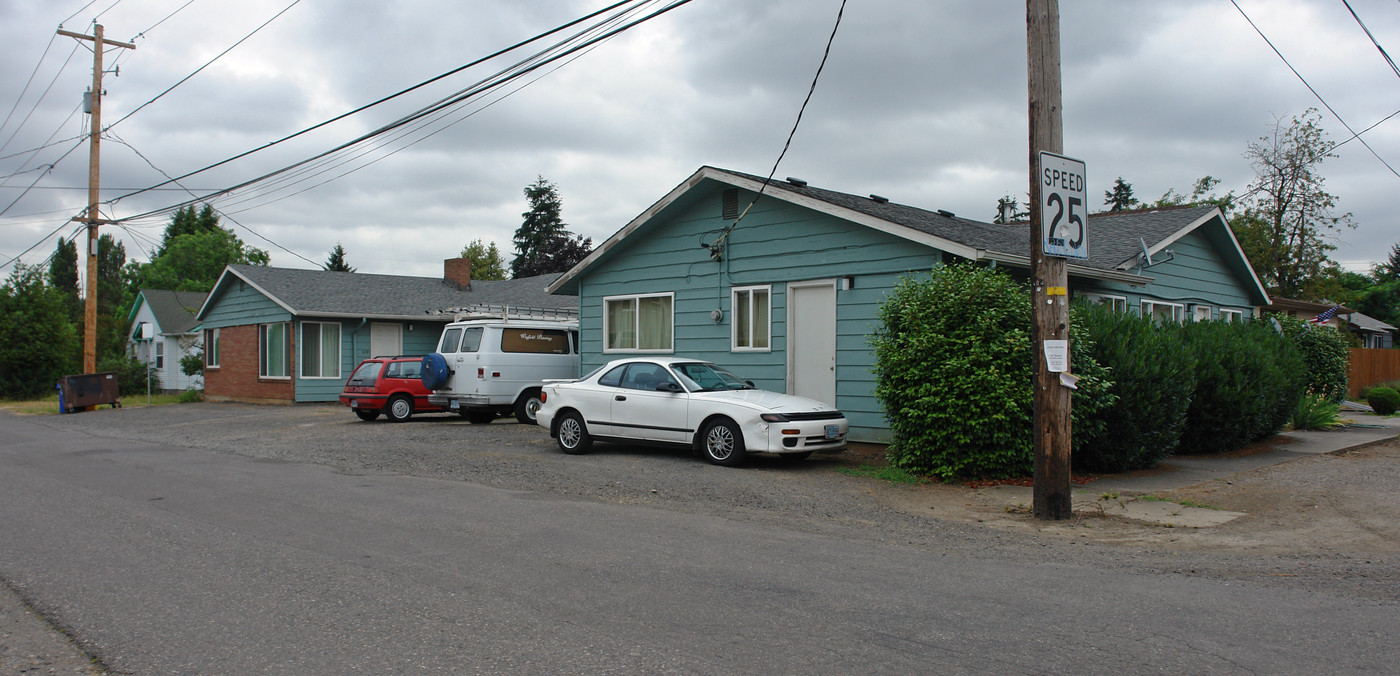 9105 NE Hoyt St in Portland, OR - Building Photo