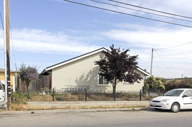 729-733 Elkington Ave in Salinas, CA - Foto de edificio - Building Photo