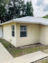 402 S 14th St in Fort Pierce, FL - Building Photo