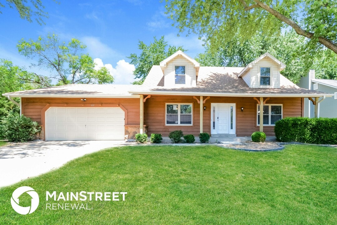 113 Shirewood Dr in St. Charles, MO - Building Photo