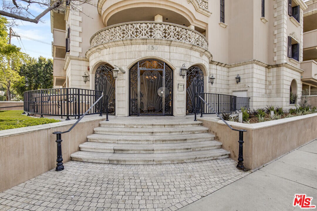 850 Croft Ave in Los Angeles, CA - Building Photo