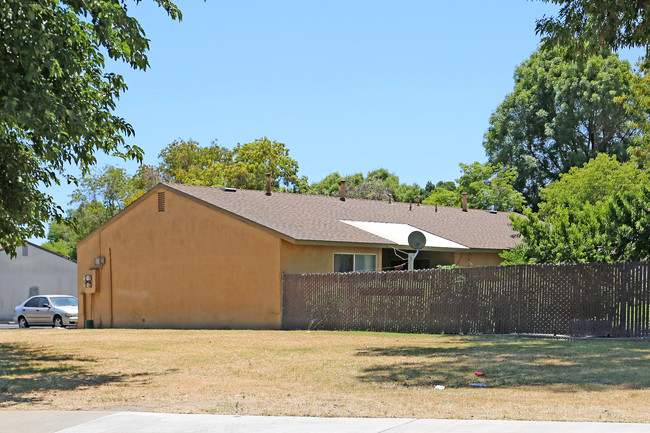 1315-1361 W 2nd St in Merced, CA - Foto de edificio - Building Photo