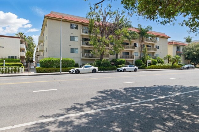property at 5400 Lindley Ave