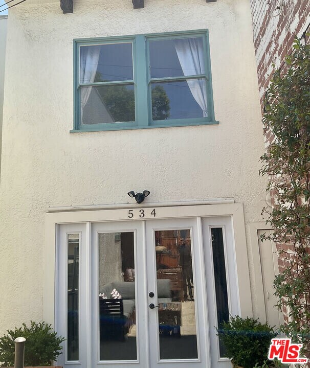 534 W 10th St in Long Beach, CA - Building Photo