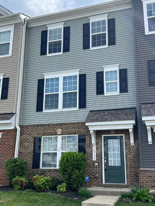 1833 Sag Harbor Ln in Fredericksburg, VA - Foto de edificio