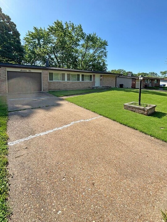 1610 Gallant Fox Dr in Florissant, MO - Building Photo