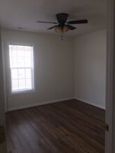 210 Connecticut Ave in Greer, SC - Foto de edificio - Building Photo