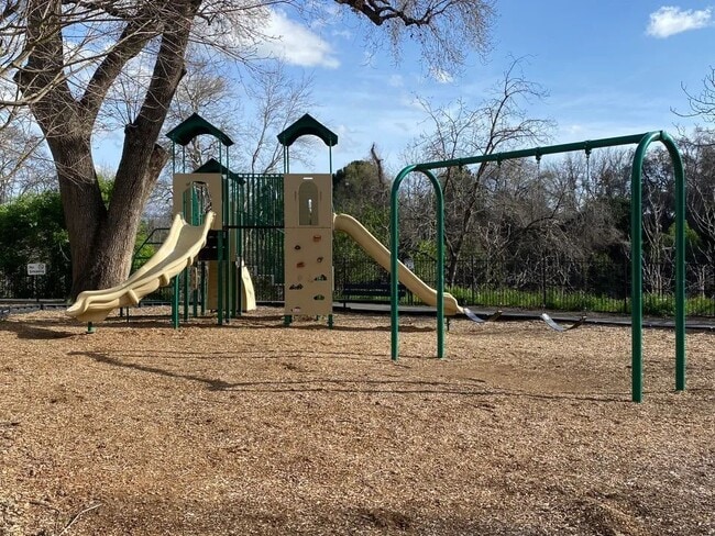 Menlo Pointe in Chico, CA - Building Photo - Building Photo
