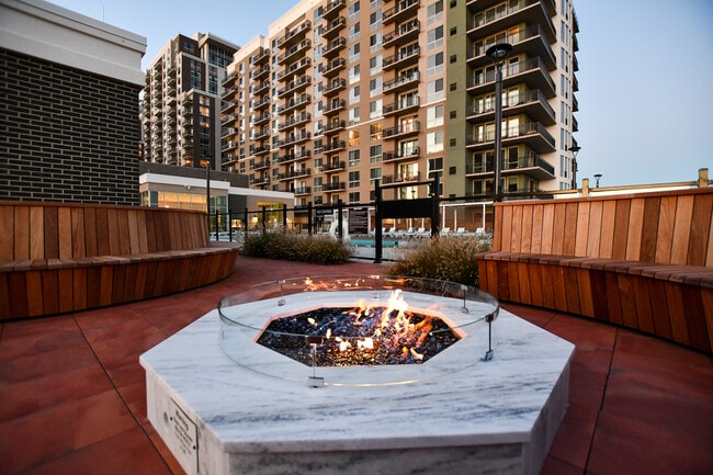 2 Hbr Pt Rd S in Stamford, CT - Building Photo - Building Photo