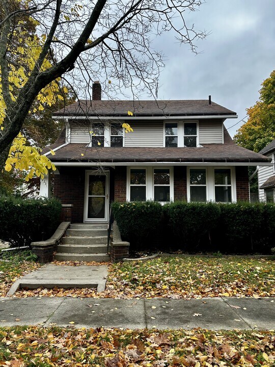 2221 13th St SW in Akron, OH - Building Photo