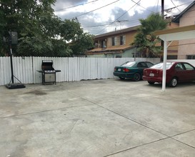 Duplex - East 80th Street in Los Angeles, CA - Building Photo - Building Photo