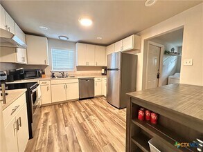 511 McKie St in San Marcos, TX - Building Photo - Building Photo