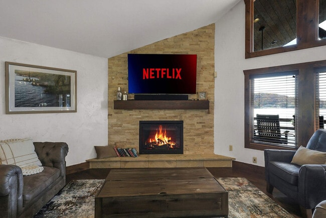 201 Shady Ozark Ln in Sunrise Beach, MO - Foto de edificio - Building Photo