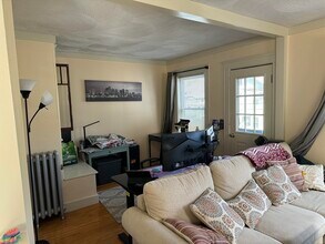 34 Woods Ave in Somerville, MA - Foto de edificio - Building Photo