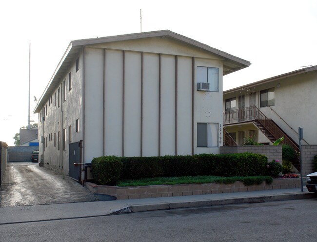 12320-12330 Gale Ave in Hawthorne, CA - Foto de edificio - Building Photo