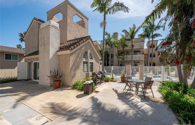 4581 Warner Ave in Huntington Beach, CA - Building Photo - Building Photo