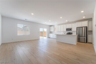 105 Cameron Chase Ave in Henderson, NV - Building Photo - Building Photo