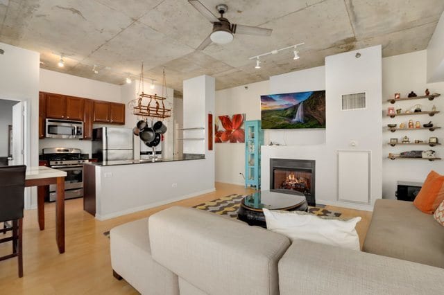 property at 1122 W Catalpa Ave