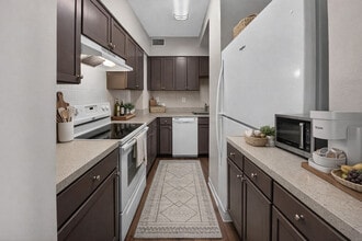 Pooks Hill Tower & Court in Bethesda, MD - Foto de edificio - Building Photo