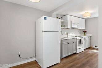 56 Van Buren St in Ballston Spa, NY - Foto de edificio - Building Photo