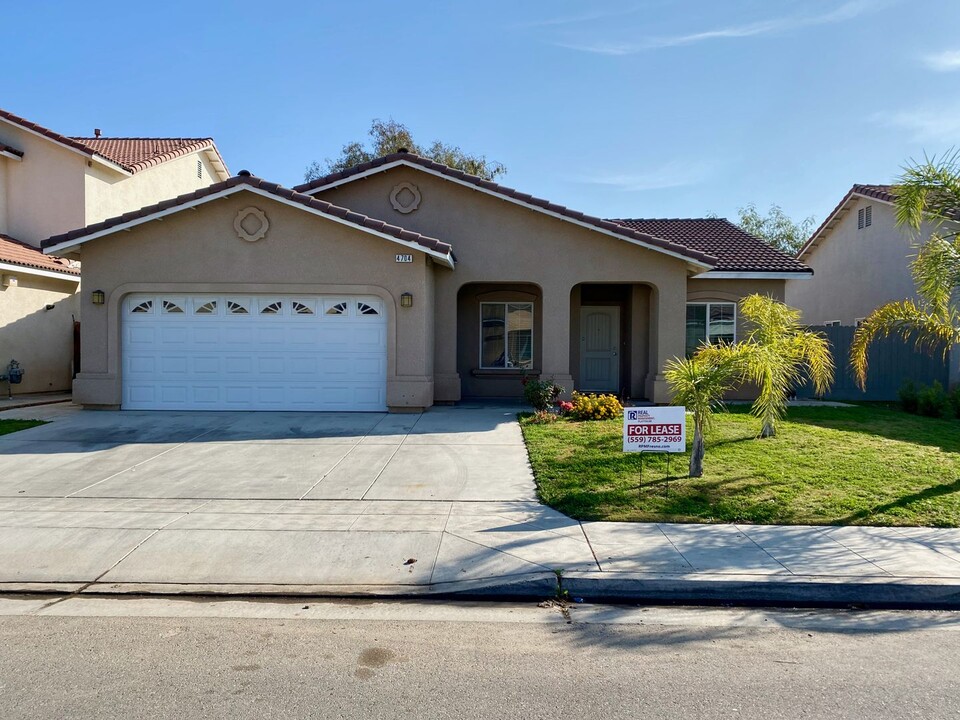 4704 N Barcus Ave in Fresno, CA - Building Photo