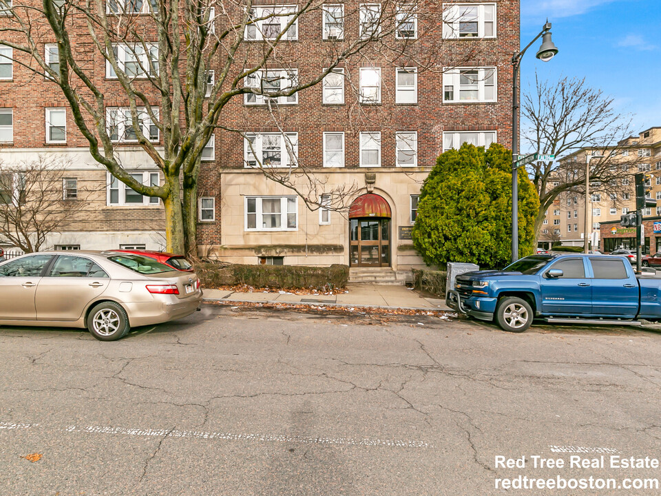 1607 Commonwealth Ave, Unit 12A in Boston, MA - Building Photo