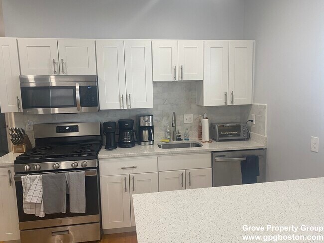 130 Boston St, Unit 3 in Boston, MA - Foto de edificio - Building Photo