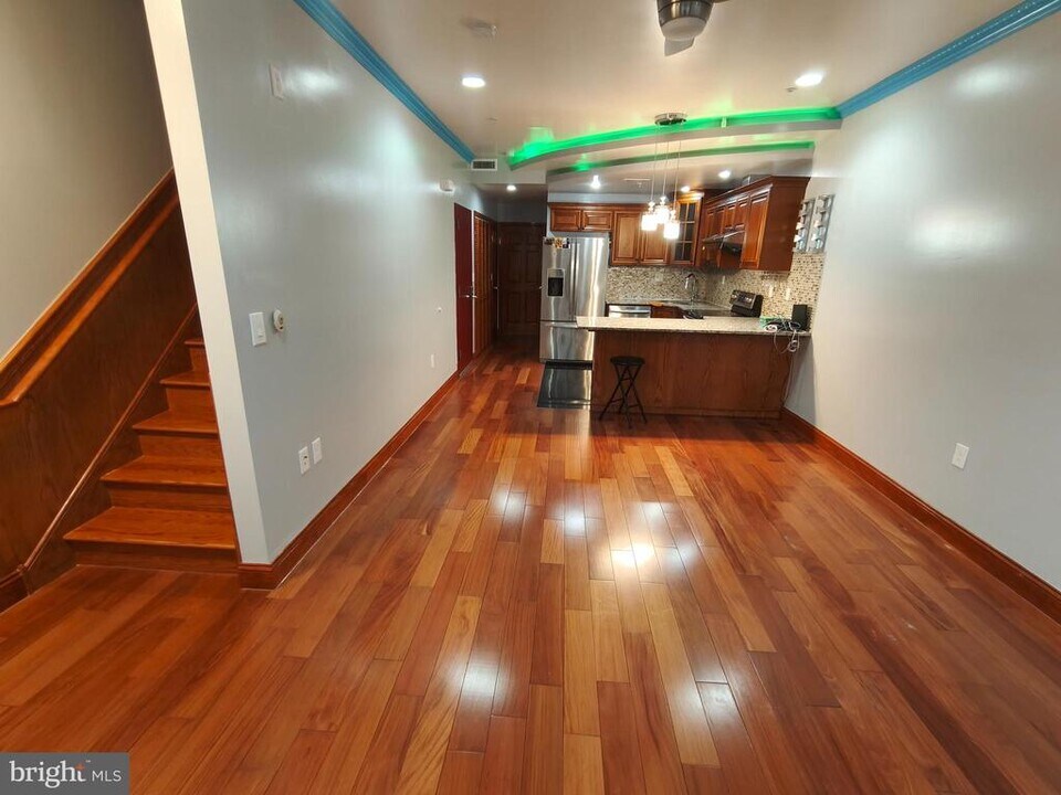 1106 Wallace St in Philadelphia, PA - Building Photo