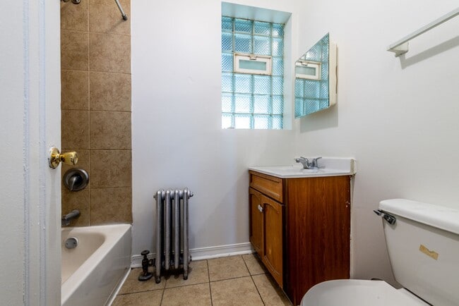 654 N Pine Ave in Chicago, IL - Building Photo - Building Photo