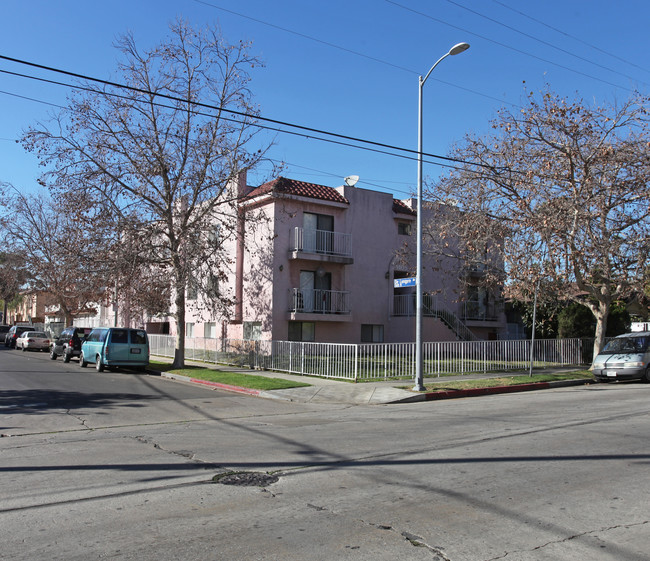 1405 N Normandie Ave in Los Angeles, CA - Foto de edificio - Building Photo