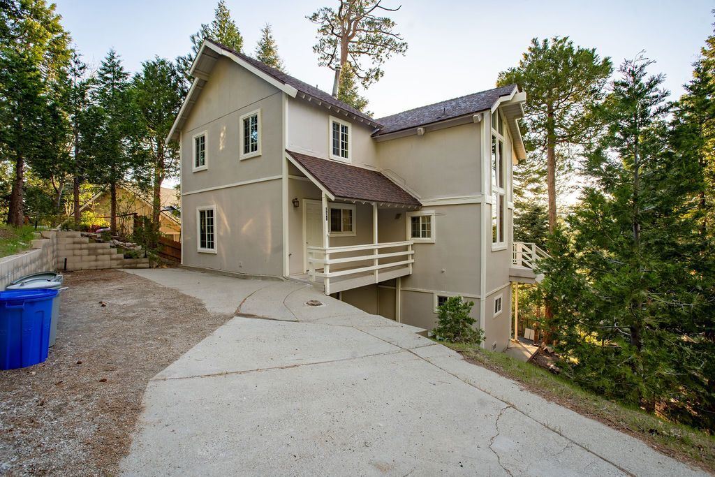 521 Pioneer Rd in Lake Arrowhead, CA - Building Photo