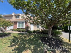 94 Driftwood Dr in Franklin Township, NJ - Building Photo