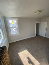 163 Frothingham Ave, Unit 163 B in Jeannette, PA - Foto de edificio - Building Photo