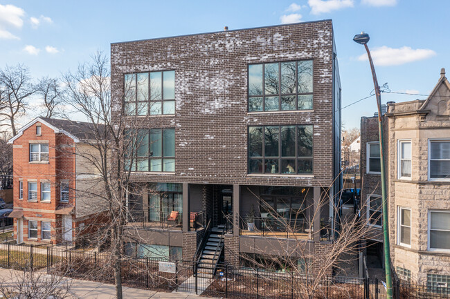 2040 N Kedzie Ave in Chicago, IL - Building Photo - Building Photo