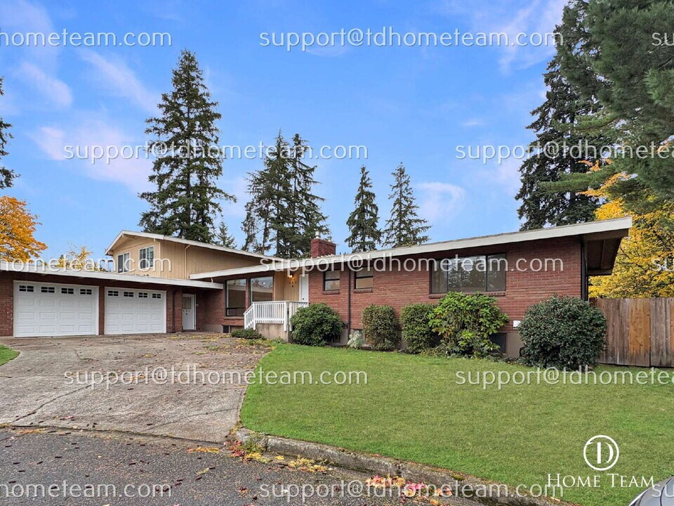 422 145th Ave NE in Bellevue, WA - Building Photo
