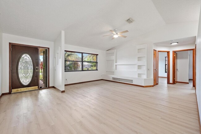 489 SE Evergreen Terrace in Port St. Lucie, FL - Foto de edificio - Building Photo