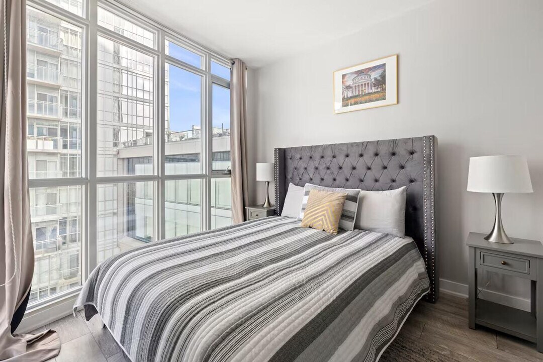 83 Fort York Blvd in Toronto, ON - Building Photo