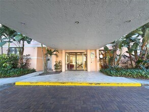 20840 San Simeon Way in North Miami Beach, FL - Foto de edificio - Building Photo
