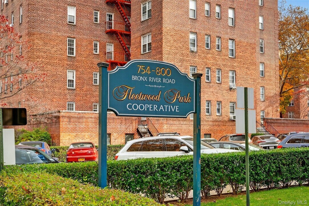 770 Bronx River Rd in Yonkers, NY - Building Photo