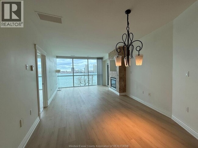 1225 Riverside Dr W in Windsor, ON - Foto de edificio - Building Photo