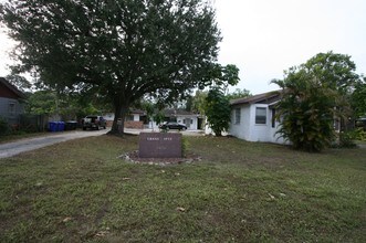 Grand Apartments in Ft. Myers, FL - Building Photo - Building Photo