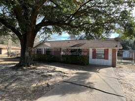 4449 Thomastown Dr in Milton, FL - Building Photo