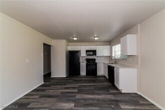 5726 Kenwood Dr in North Port, FL - Building Photo - Building Photo
