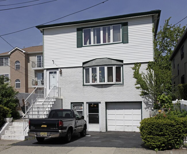 41-43 Stecher St in Irvington, NJ - Foto de edificio - Building Photo