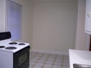 331 W Cedar St, Unit Apt 2 in Springfield, IL - Building Photo - Building Photo