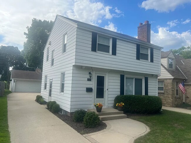 5319 N Kent Ave in Whitefish Bay, WI - Building Photo - Building Photo