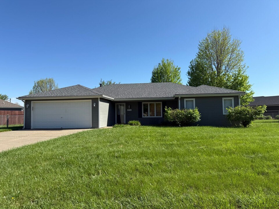 3916 Fox Ridge Dr in Manhattan, KS - Building Photo