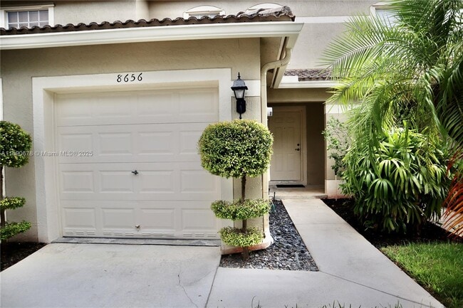 8656 Southgate Shores Cir in Tamarac, FL - Building Photo - Building Photo